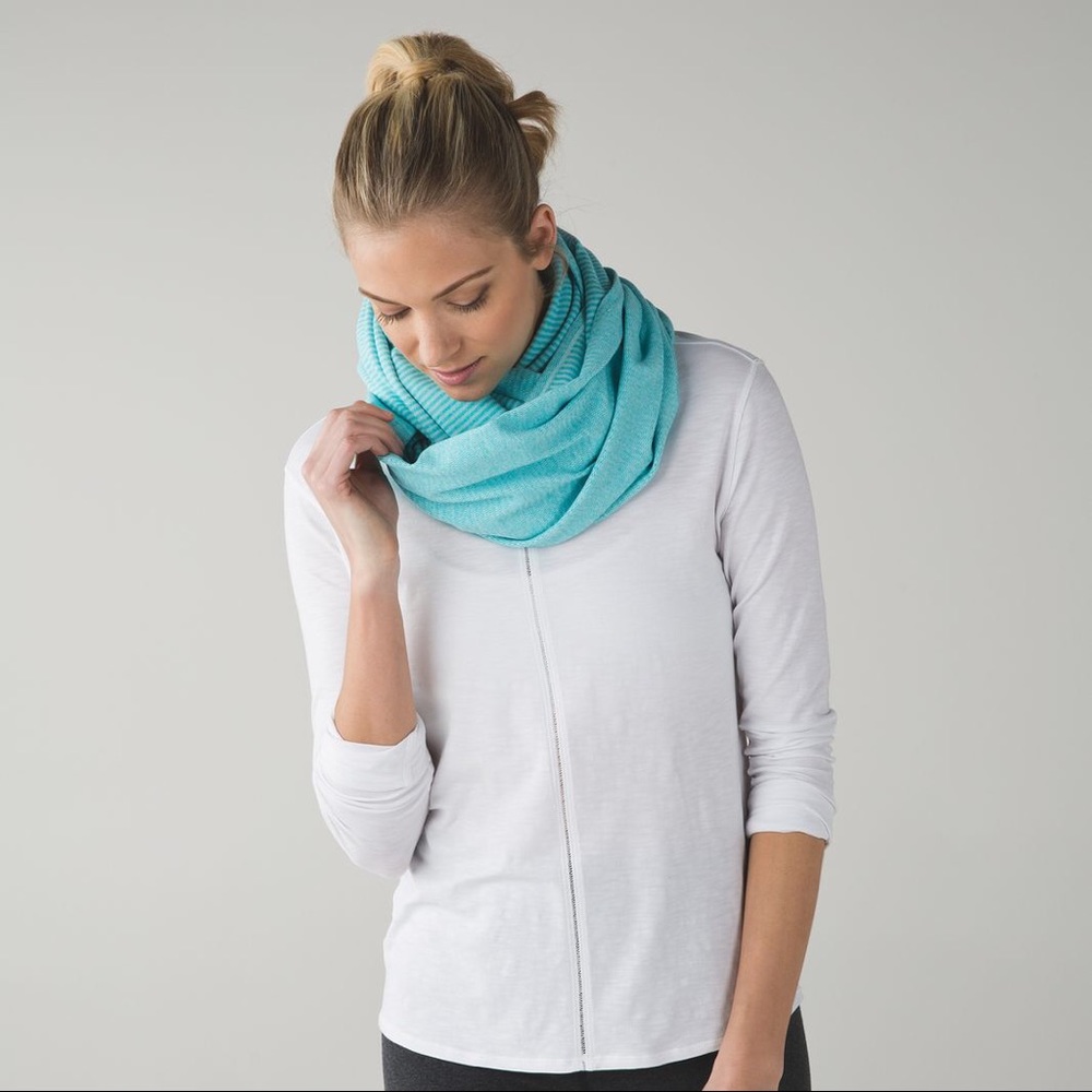 lululemon athletica Aqua Blue Lightweight Infinity Scarf